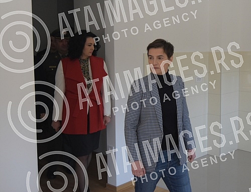The Prime Minister of the Republic of Serbia, Ana Brnabic, and the Deputy Prime Minister and Minister of Defense, Nebojsa Stefanovic, handed over the keys to the apartments to active and retired members of the Ministry of Defense and the Serbian Army