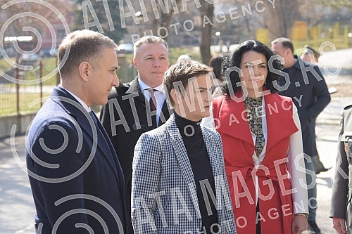 The Prime Minister of the Republic of Serbia, Ana Brnabic, and the Deputy Prime Minister and Minister of Defense, Nebojsa Stefanovic, handed over the keys to the apartments to active and retired members of the Ministry of Defense and the Serbian Army