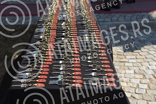 The Prime Minister of the Republic of Serbia, Ana Brnabic, and the Deputy Prime Minister and Minister of Defense, Nebojsa Stefanovic, handed over the keys to the apartments to active and retired members of the Ministry of Defense and the Serbian Army
