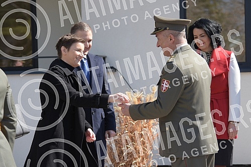 The Prime Minister of the Republic of Serbia, Ana Brnabic, and the Deputy Prime Minister and Minister of Defense, Nebojsa Stefanovic, handed over the keys to the apartments to active and retired members of the Ministry of Defense and the Serbian Army