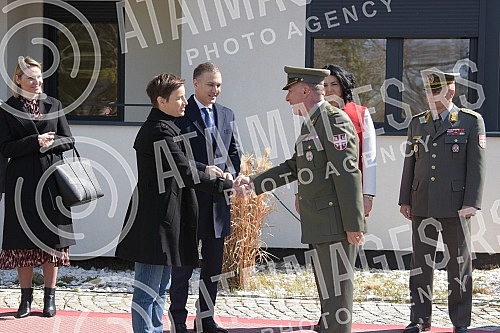 The Prime Minister of the Republic of Serbia, Ana Brnabic, and the Deputy Prime Minister and Minister of Defense, Nebojsa Stefanovic, handed over the keys to the apartments to active and retired members of the Ministry of Defense and the Serbian Army