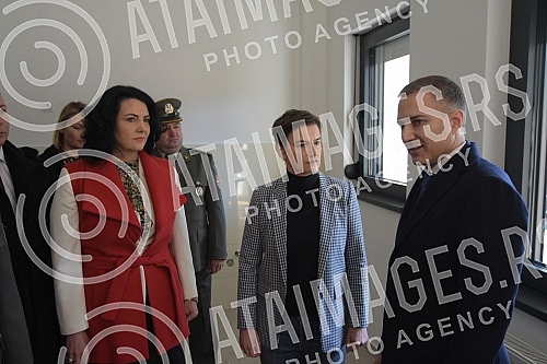 The Prime Minister of the Republic of Serbia, Ana Brnabic, and the Deputy Prime Minister and Minister of Defense, Nebojsa Stefanovic, handed over the keys to the apartments to active and retired members of the Ministry of Defense and the Serbian Army