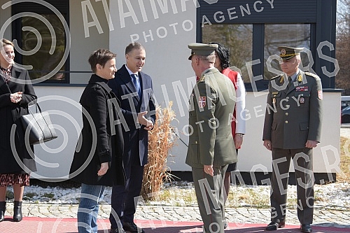 The Prime Minister of the Republic of Serbia, Ana Brnabic, and the Deputy Prime Minister and Minister of Defense, Nebojsa Stefanovic, handed over the keys to the apartments to active and retired members of the Ministry of Defense and the Serbian Army