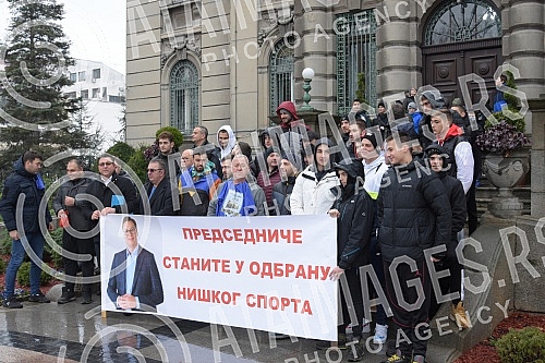 Players, management and members of the professional staff of the Nais Water Polo Club gathered at 11:59 on the plateau in front of the City Hall to express their dissatisfaction with the fact that the City of Nis intends to reduce allocations for spo