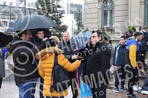 Players, management and members of the professional staff of the Nais Water Polo Club gathered at 11:59 on the plateau in front of the City Hall to express their dissatisfaction with the fact that the City of Nis intends to reduce allocations for spo