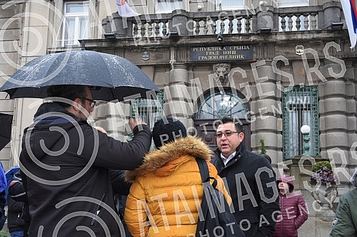 Players, management and members of the professional staff of the Nais Water Polo Club gathered at 11:59 on the plateau in front of the City Hall to express their dissatisfaction with the fact that the City of Nis intends to reduce allocations for spo