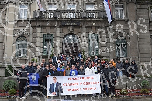 Players, management and members of the professional staff of the Nais Water Polo Club gathered at 11:59 on the plateau in front of the City Hall to express their dissatisfaction with the fact that the City of Nis intends to reduce allocations for spo