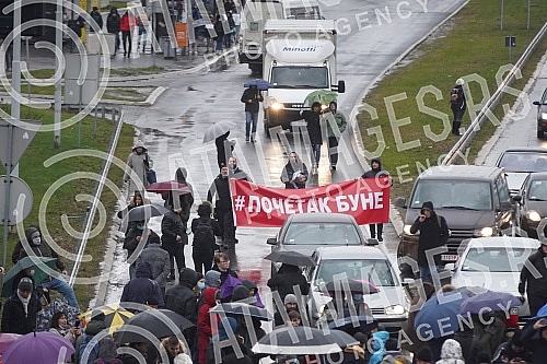 Blockade of traffic on the highway near the Sava Center with a request to ban the work of Rio Tinto in Serbia.Blokada saobracaja na auto-putua kod Sava centra sa zahtevom za zabranu rada Rio Tinta u Srbiji.