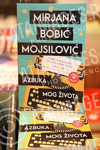 Association of writers with readers during the jubilee 25th Book Night in Delphi bookstore Borislav PekicDruzenje pisaca sa citaocima tokom jubilarne 25. Noci knjiga u Delfi knjizara Borislav Pekic.