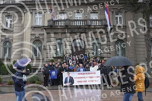 Players, management and members of the professional staff of the Nais Water Polo Club gathered at 11:59 on the plateau in front of the City Hall to express their dissatisfaction with the fact that the City of Nis intends to reduce allocations for spo