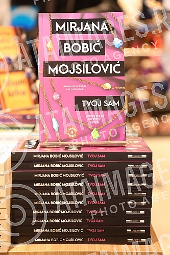 Association of writers with readers during the jubilee 25th Book Night in Delphi bookstore Borislav PekicDruzenje pisaca sa citaocima tokom jubilarne 25. Noci knjiga u Delfi knjizara Borislav Pekic.