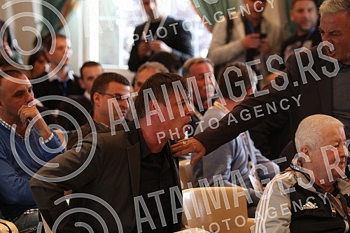 Extraordinary Assembly of Partizan Football Club was held at the Sports Centre Teleoptik. Vanredna skupstina Fudbalskog kluba Partizan odrzana u Sportskom centru Teleoptik. 