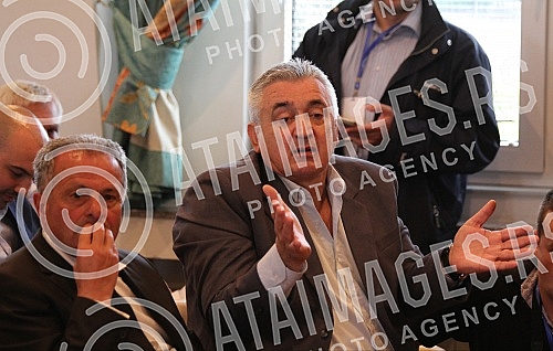 Extraordinary Assembly of Partizan Football Club was held at the Sports Centre Teleoptik. Vanredna skupstina Fudbalskog kluba Partizan odrzana u Sportskom centru Teleoptik. 