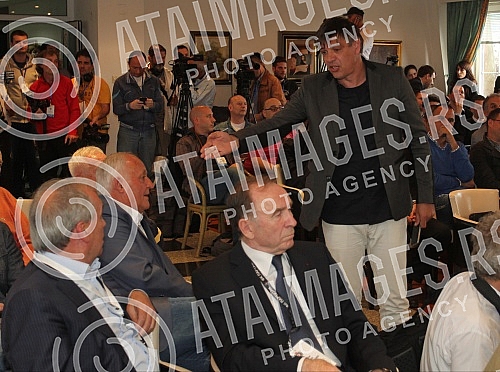 Extraordinary Assembly of Partizan Football Club was held at the Sports Centre Teleoptik. Vanredna skupstina Fudbalskog kluba Partizan odrzana u Sportskom centru Teleoptik. 