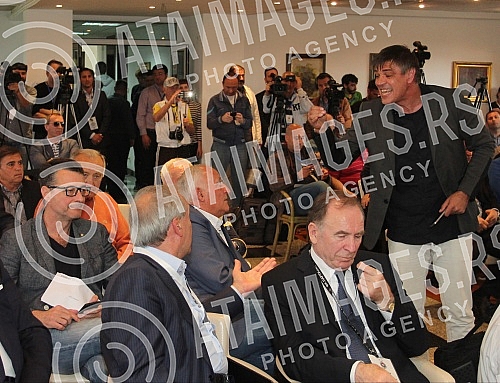 Extraordinary Assembly of Partizan Football Club was held at the Sports Centre Teleoptik. Vanredna skupstina Fudbalskog kluba Partizan odrzana u Sportskom centru Teleoptik. 