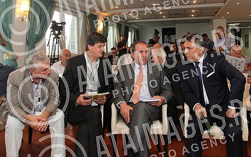 Extraordinary Assembly of Partizan Football Club was held at the Sports Centre Teleoptik. Vanredna skupstina Fudbalskog kluba Partizan odrzana u Sportskom centru Teleoptik. 