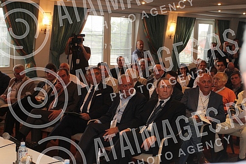 Extraordinary Assembly of Partizan Football Club was held at the Sports Centre Teleoptik. Vanredna skupstina Fudbalskog kluba Partizan odrzana u Sportskom centru Teleoptik. 