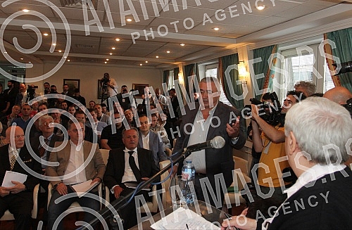 Extraordinary Assembly of Partizan Football Club was held at the Sports Centre Teleoptik. Vanredna skupstina Fudbalskog kluba Partizan odrzana u Sportskom centru Teleoptik. 
