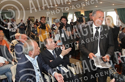 Extraordinary Assembly of Partizan Football Club was held at the Sports Centre Teleoptik. Vanredna skupstina Fudbalskog kluba Partizan odrzana u Sportskom centru Teleoptik. 
