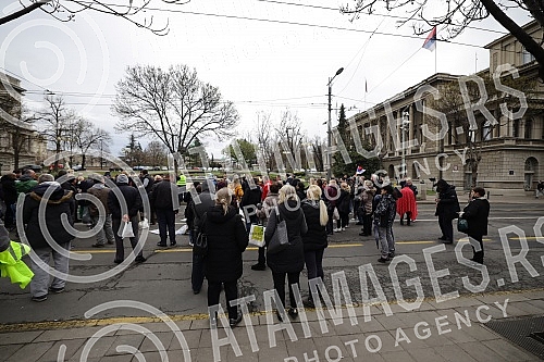 Market vendors who started a protest against e-fiscalization at noon yesterday are still waiting in front of the Presidency for someone to address them.Pijacni prodavci koji su juce u podne zapoceli protest zbog e-fiskalizacije i dalje ispred Preds