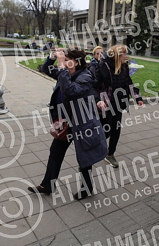 Market vendors who started a protest against e-fiscalization at noon yesterday are still waiting in front of the Presidency for someone to address them.Pijacni prodavci koji su juce u podne zapoceli protest zbog e-fiskalizacije i dalje ispred Preds