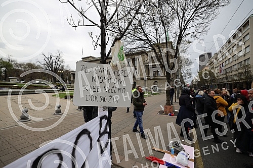 Market vendors who started a protest against e-fiscalization at noon yesterday are still waiting in front of the Presidency for someone to address them.Pijacni prodavci koji su juce u podne zapoceli protest zbog e-fiskalizacije i dalje ispred Preds