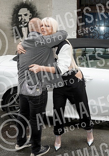 Singer Jelena Karleusa and Deputy Mayor Goran Vesic visited the association Animal Rescue Serbia.Pevacica Jelena Karleusa i zamenik gradonacelnika Goran Vesic obisli su udruzenje Animal Rescue Serbia.