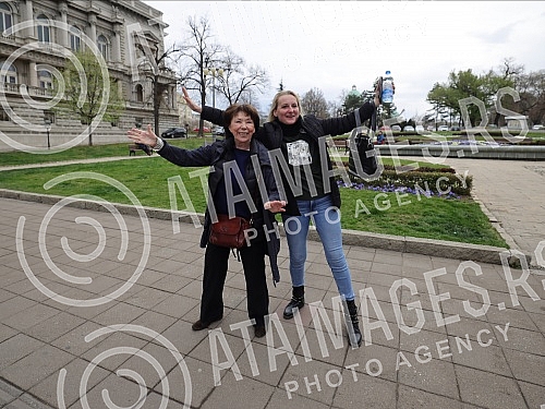 Market vendors who started a protest against e-fiscalization at noon yesterday are still waiting in front of the Presidency for someone to address them.Pijacni prodavci koji su juce u podne zapoceli protest zbog e-fiskalizacije i dalje ispred Preds