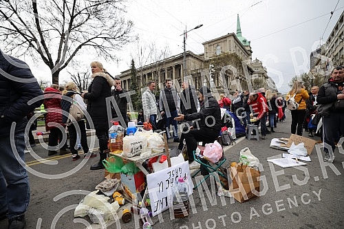 Market vendors who started a protest against e-fiscalization at noon yesterday are still waiting in front of the Presidency for someone to address them.Pijacni prodavci koji su juce u podne zapoceli protest zbog e-fiskalizacije i dalje ispred Preds