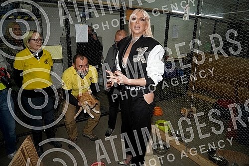 Singer Jelena Karleusa and Deputy Mayor Goran Vesic visited the association Animal Rescue Serbia.Pevacica Jelena Karleusa i zamenik gradonacelnika Goran Vesic obisli su udruzenje Animal Rescue Serbia.