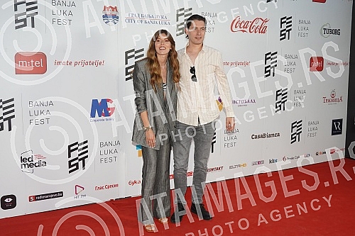 On the fourth, final evening of the second international music festival, Banja Luka Fest, the audience enjoyed a concert by Zdravko Colic and the Philharmonic Orchestra on the big stage of the fortress Kastel Banja Luka.Cetvrte, zavrsne veceri drug