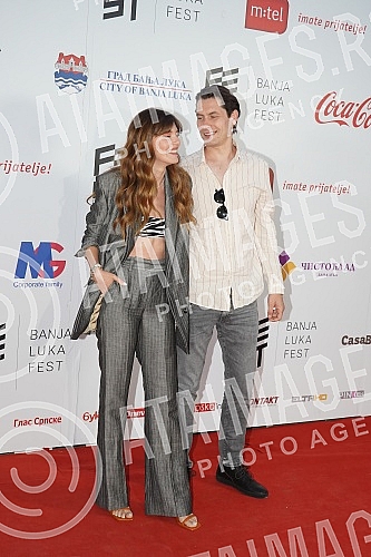 On the fourth, final evening of the second international music festival, Banja Luka Fest, the audience enjoyed a concert by Zdravko Colic and the Philharmonic Orchestra on the big stage of the fortress Kastel Banja Luka.Cetvrte, zavrsne veceri drug