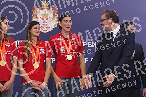 The President of the Republic of Serbia, Aleksandar Vucic, received the women's volleyball team of Serbia, which won the gold medal at the World Championship.Predsednik Republike Srbije Aleksandar Vucic primio je zensku  odbojkasku reprezentaciju S