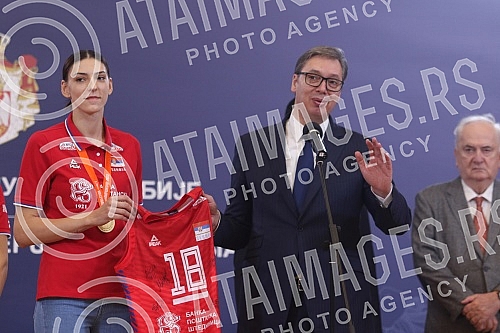 The President of the Republic of Serbia, Aleksandar Vucic, received the women's volleyball team of Serbia, which won the gold medal at the World Championship.Predsednik Republike Srbije Aleksandar Vucic primio je zensku  odbojkasku reprezentaciju S