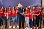 The President of the Republic of Serbia, Aleksandar Vucic, received the women's volleyball team of Serbia, which won the gold medal at the World Championship.Predsednik Republike Srbije Aleksandar Vucic primio je zensku  odbojkasku reprezentaciju S
