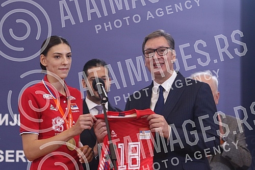 The President of the Republic of Serbia, Aleksandar Vucic, received the women's volleyball team of Serbia, which won the gold medal at the World Championship.Predsednik Republike Srbije Aleksandar Vucic primio je zensku  odbojkasku reprezentaciju S