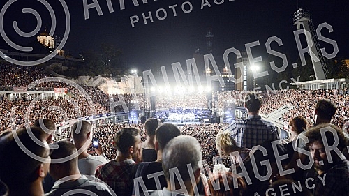 The Night of Music was held with the performance of Kolibri Choir, RTS Choir and Symphony Orchestra at the Tasmajdan Stadium.Odrzana Noc muzike uz nastup hora Kolibri, hora RTS i Simfonijskog orkestra na stadionu Tasmajdan. 