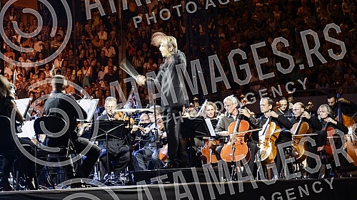 The Night of Music was held with the performance of Kolibri Choir, RTS Choir and Symphony Orchestra at the Tasmajdan Stadium.Odrzana Noc muzike uz nastup hora Kolibri, hora RTS i Simfonijskog orkestra na stadionu Tasmajdan. 