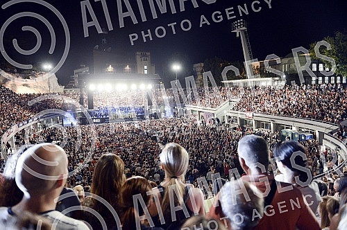 The Night of Music was held with the performance of Kolibri Choir, RTS Choir and Symphony Orchestra at the Tasmajdan Stadium.Odrzana Noc muzike uz nastup hora Kolibri, hora RTS i Simfonijskog orkestra na stadionu Tasmajdan. 