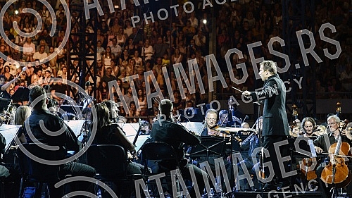 The Night of Music was held with the performance of Kolibri Choir, RTS Choir and Symphony Orchestra at the Tasmajdan Stadium.Odrzana Noc muzike uz nastup hora Kolibri, hora RTS i Simfonijskog orkestra na stadionu Tasmajdan. 