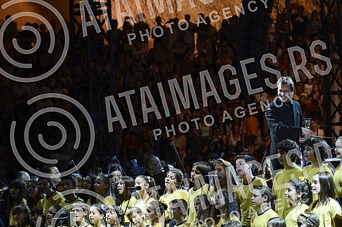 The Night of Music was held with the performance of Kolibri Choir, RTS Choir and Symphony Orchestra at the Tasmajdan Stadium.Odrzana Noc muzike uz nastup hora Kolibri, hora RTS i Simfonijskog orkestra na stadionu Tasmajdan. 