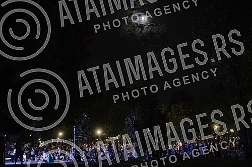 The Night of Music was held with the performance of Kolibri Choir, RTS Choir and Symphony Orchestra at the Tasmajdan Stadium.Odrzana Noc muzike uz nastup hora Kolibri, hora RTS i Simfonijskog orkestra na stadionu Tasmajdan. 