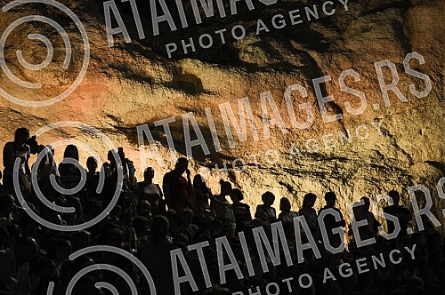 The Night of Music was held with the performance of Kolibri Choir, RTS Choir and Symphony Orchestra at the Tasmajdan Stadium.Odrzana Noc muzike uz nastup hora Kolibri, hora RTS i Simfonijskog orkestra na stadionu Tasmajdan. 