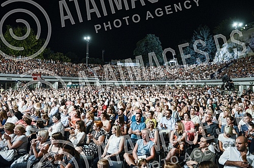 The Night of Music was held with the performance of Kolibri Choir, RTS Choir and Symphony Orchestra at the Tasmajdan Stadium.Odrzana Noc muzike uz nastup hora Kolibri, hora RTS i Simfonijskog orkestra na stadionu Tasmajdan. 