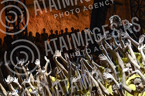 The Night of Music was held with the performance of Kolibri Choir, RTS Choir and Symphony Orchestra at the Tasmajdan Stadium.Odrzana Noc muzike uz nastup hora Kolibri, hora RTS i Simfonijskog orkestra na stadionu Tasmajdan. 