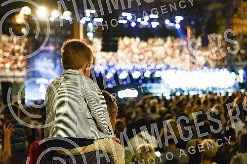 The Night of Music was held with the performance of Kolibri Choir, RTS Choir and Symphony Orchestra at the Tasmajdan Stadium.Odrzana Noc muzike uz nastup hora Kolibri, hora RTS i Simfonijskog orkestra na stadionu Tasmajdan. 