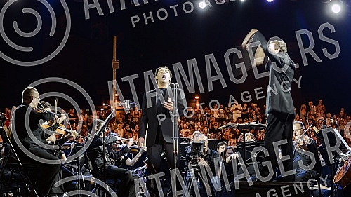 The Night of Music was held with the performance of Kolibri Choir, RTS Choir and Symphony Orchestra at the Tasmajdan Stadium.Odrzana Noc muzike uz nastup hora Kolibri, hora RTS i Simfonijskog orkestra na stadionu Tasmajdan. 