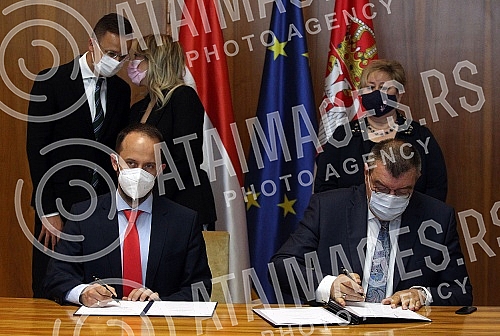 Memoranda and protocols signed between Serbian ministries and Hungarian officials and companies.Potpisani memorandumi i protokoli izmedju srpskih ministarstva i madjarskih zvanicnika i kompanija.