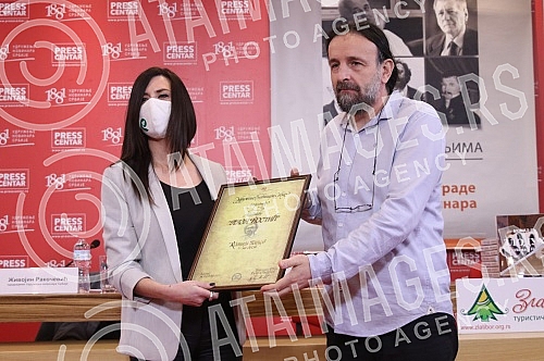 The annual awards ceremony of the Association of Journalists of Serbia was held on UNS Day, December 21 at the Press Center of the Association of Journalists of Serbia.Svecano urucenje godisnjih nagrada Udruzenja novinara Srbije odrzano je na Dan U